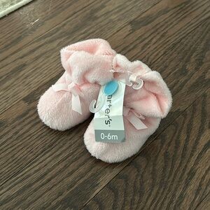 Baby pink slippers size 0-6m